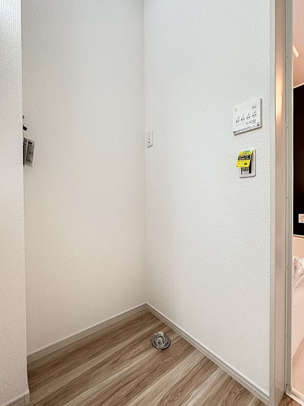 【ランドリースペース】毎日使う洗濯機。しっかりと奥行きのある置き場が確保されています。