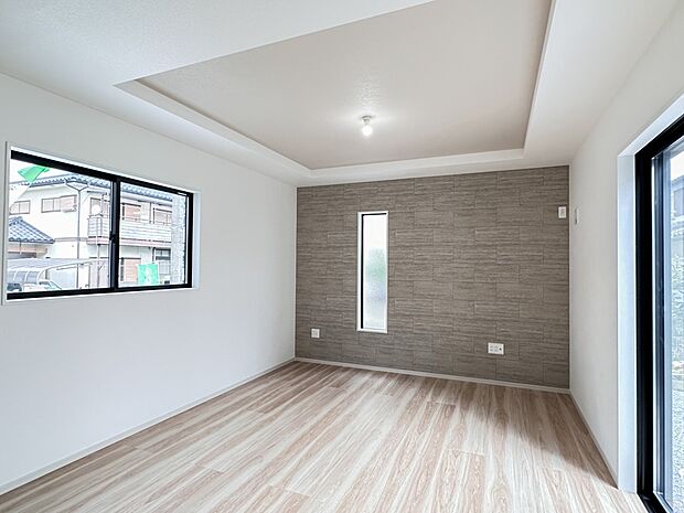 シンプルなデザインの家は風情がある。住む人のこだわりを感じる。外観も内装もいたってシンプル。居心地がよく、家事や趣味、子育てなどにも集中できる。家も人間も熟成するほどシンプルになっていくよう…