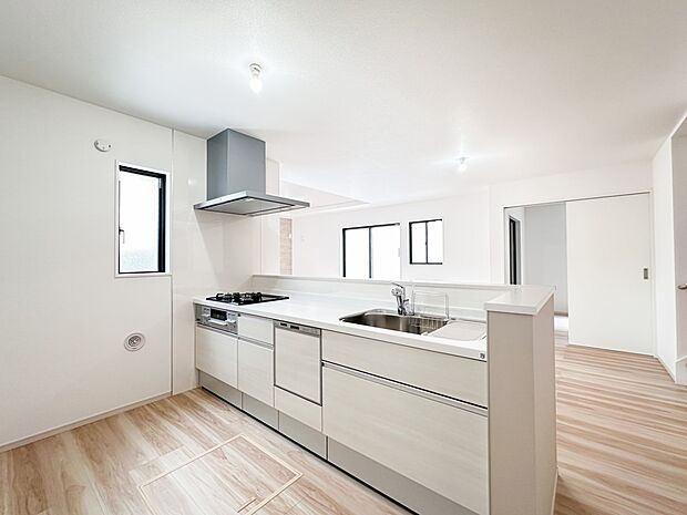 【カウンターキッチン】 リビングにいるお子様と会話をしながら家事ができるカウンターキッチン。いま手があいているか、忙しそうなのか相手の様子を伺いながらコミュニケーションをとる訓練にもなります…