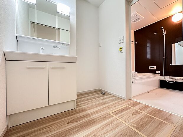 【脱衣所】洗面所は小さなプライベートスペース。歯磨き、洗顔と毎日施す個人空間。