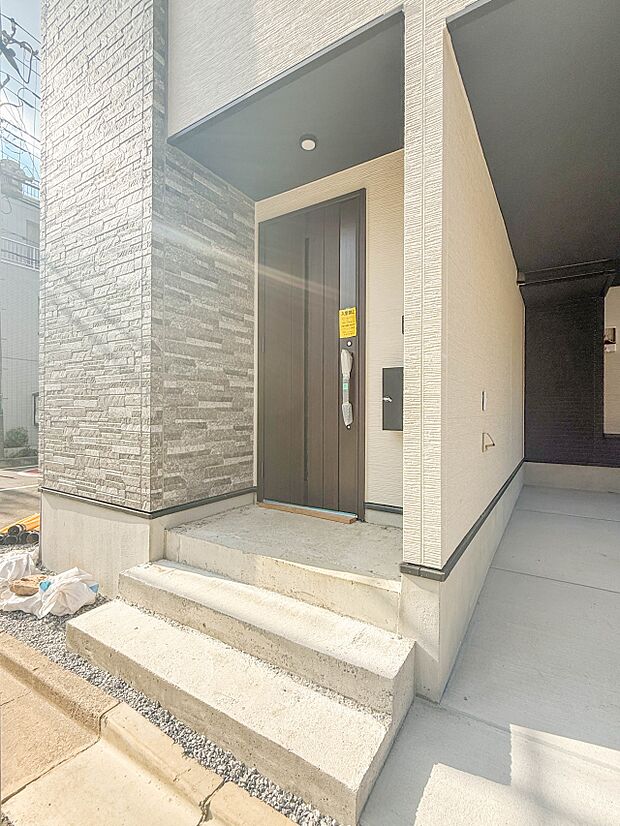 3号棟【玄関】玄関はおうちの顔と言われます。玄関アプローチは、外観デザインの印象を左右します。ご家族の個性を出しながら、素敵な玄関でお客様をお迎えしてください。