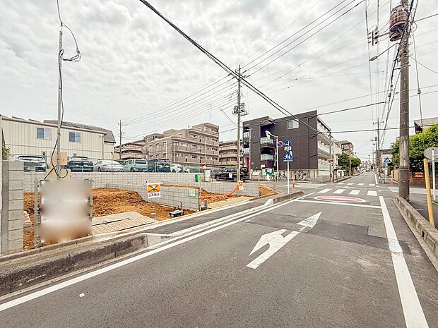 3号棟【前面道路幅員約8m】車の通行が少ないので、静かな住環境を維持することができます。