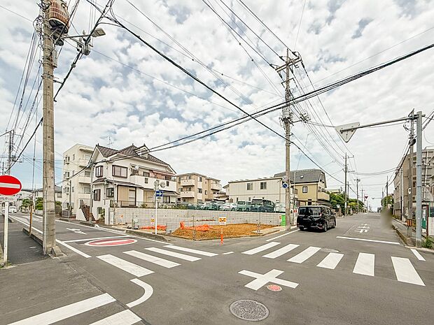3号棟【前面道路幅員約8m】 静かな通りに面した本物件は、落ち着いて暮らすことができます。 閑静な住宅街で比較的車の通りも少ないのでお子様も安心です。