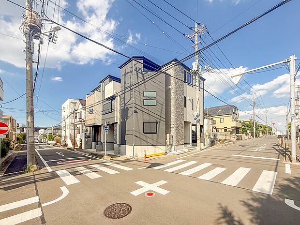 3号棟【前面道路幅員約8m】家の前は美しい通りになっていますが、クルマが比較的少なく。家のまわりで遊ぶお子さまも安心です。