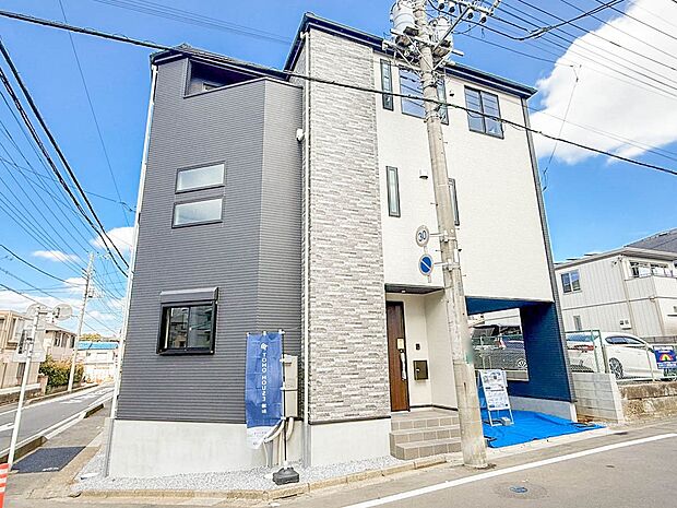 3号棟【外観】家族の温かさと陽光の暖かさ、楽しい毎日と明るい未来を予感させる「空間が織り成すひとつ先の住み心地」を演出します。