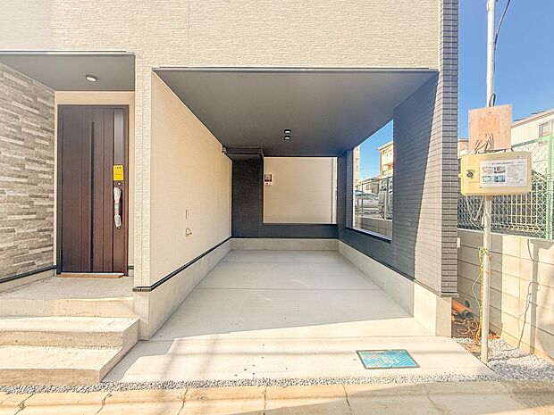 3号棟【駐車場】毎日の生活にマイカーが必須という方は、購入を検討する際、駐車場があることは大事な条件です。毎日の通勤や家族の送迎、買い物やお出かけなどクルマのある暮らしを満喫したい方は要チェ…