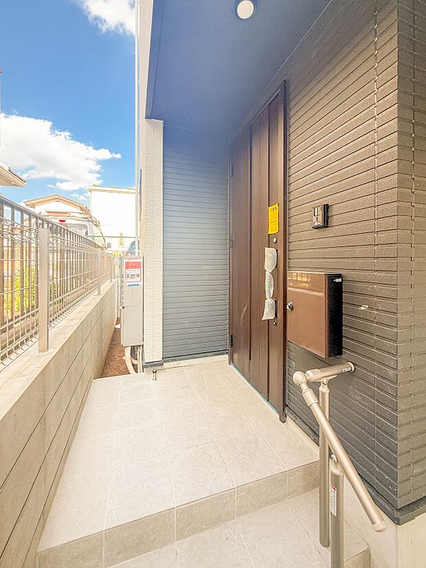 1号棟【玄関】玄関はおうちの顔と言われます。玄関アプローチは、外観デザインの印象を左右します。ご家族の個性を出しながら、素敵な玄関でお客様をお迎えしてください。