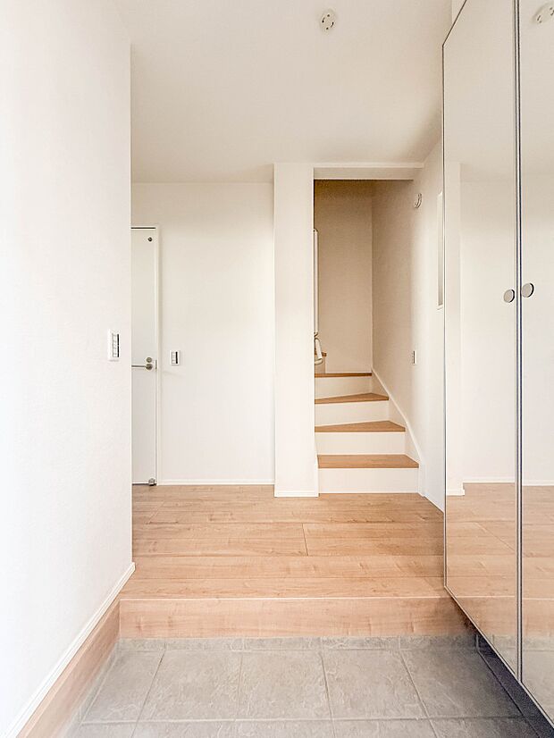 1号棟【玄関】大型のシューズボックスには靴やブーツ、サンダルはもちろん、ハンカチや手袋、バック類などのお出かけ用品、印鑑や朱肉なども収納可能です。