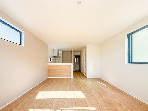 1号棟【LDK17.3帖】  整然とした空間演出、快適な理想の暮らしの実現は家のみの拘りではなく、そこで暮らす方々にとって素敵な環境であることも挙げられると思います。四季折々の変化が奏でる鼓…