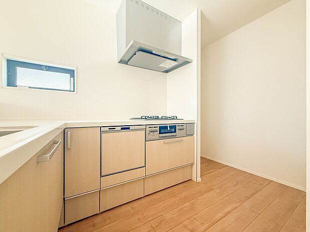 1号棟【キッチン】ナチュラルな自然光の中での調理。会話が弾む対面型キッチン。お洒落な食器類を余裕で収納できるスペース。動きやすい女性目線のキッチン動線。これからはお料理をつくる時間が劇的に変…