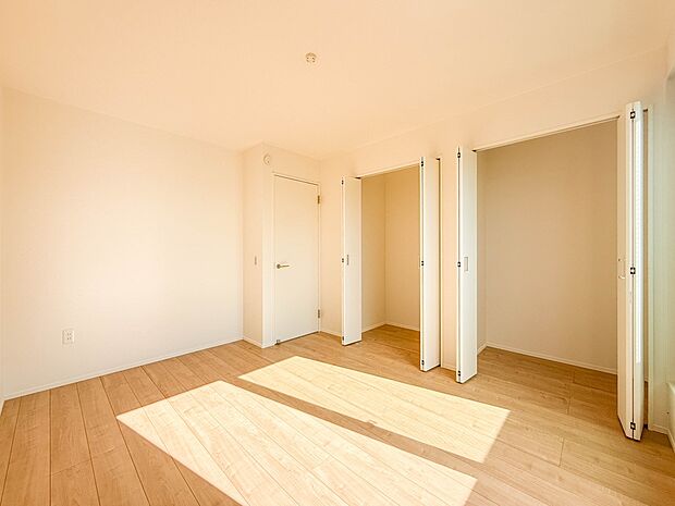 1号棟【洋室6.2帖】シンプルな内装はおしゃれのポイントです。シンプルは華美より飽きがこないからです。色や模様でおしゃれ感をだす。それがシンプルイズビューティーです。