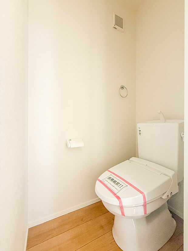 1号棟【トイレ】トイレ・ウォシュレット付。快適で衛生的な洗浄機能付温水シャワートイレです。