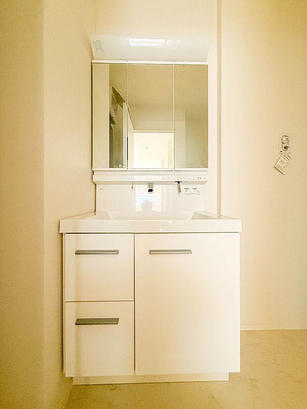 1号棟【洗面台】 十分な大きさの洗面台は、身だしなみチェックや歯磨きなど、朝の慌ただしい時間でもホテルライクなスペースで余裕とゆとりを感じて頂けます。