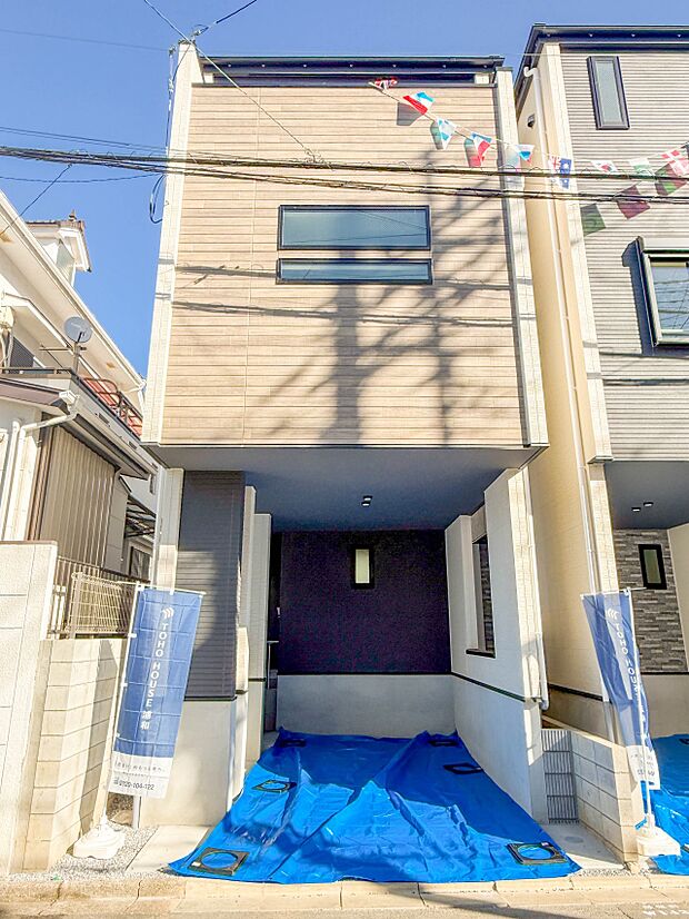 1号棟【外観】堂々たる趣ながら、主張し過ぎずどこか余裕を感じさせるシャープなフォルムで佇む邸宅は、晴天の空と照らし合わせる事で、本来あるべき完成形の姿を見せてくれます。