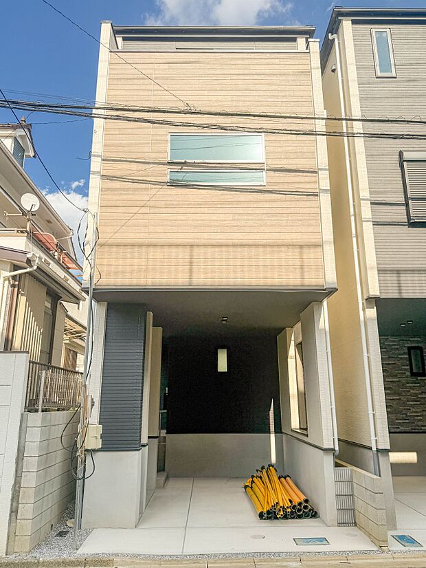 1号棟【外観】堂々たる趣ながら、主張し過ぎずどこか余裕を感じさせるシャープなフォルムで佇む邸宅は、晴天の空と照らし合わせる事で、本来あるべき完成形の姿を見せてくれます。