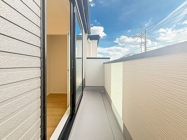 1号棟【バルコニー】 バルコニーから差し込む陽光・通風は、住環境・快適性と共に有り続ける貴重な「財産」です。