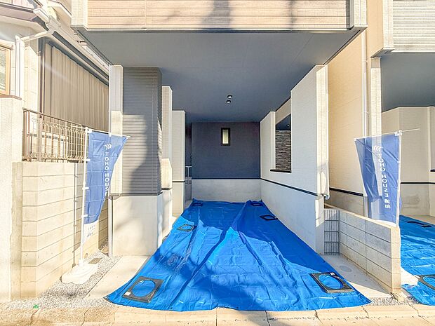 1号棟【駐車場】毎日の生活にマイカーが必須という方は、購入を検討する際、駐車場があることは大事な条件です。毎日の通勤や家族の送迎、買い物やお出かけなどクルマのある暮らしを満喫したい方は要チェ…