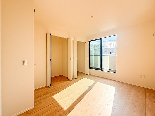 1号棟【洋室6.2帖】充実した生活は伸びやかな居室空間から始まります。快適に・伸びやかに。心の潤いを求める方々へ。