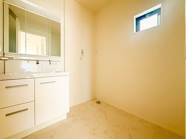 1号棟【脱衣所】洗面所は小さなプライベートスペース。歯磨き、洗顔と毎日施す個人空間。