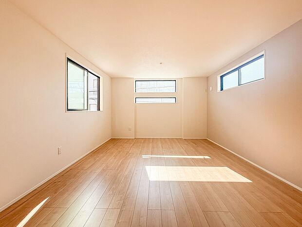 1号棟【LDK17.3帖】シンプルなデザインの家は風情がある。住む人のこだわりを感じる。外観も内装もいたってシンプル。居心地がよく、家事や趣味、子育てなどにも集中できる。家も人間も熟成するほ…