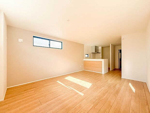 1号棟【LDK17.3帖】 リビングにいるお子様と会話をしながら家事ができるカウンターキッチン。いま手があいているか、忙しそうなのか相手の様子を伺いながらコミュニケーションをとる訓練にもなり…