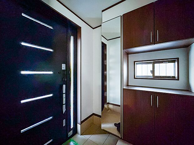 1号棟【玄関】上質感漂うアプローチ。居住者の帰り、訪れる方を優しく迎える。