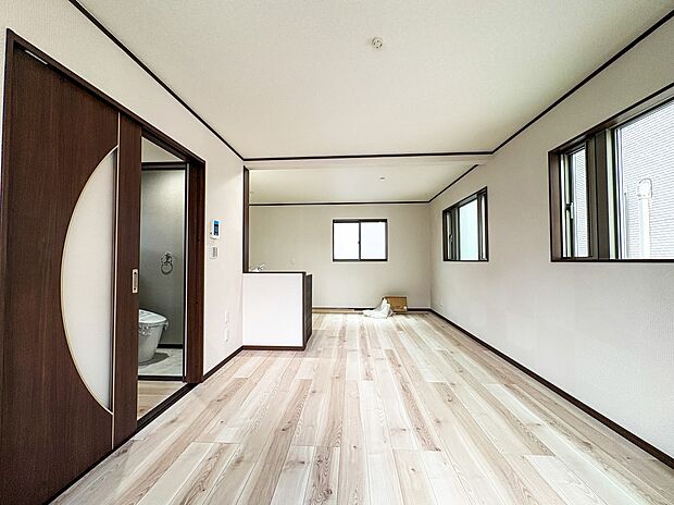 1号棟【LDK】うららかな陽射しがどのお部屋にも降り注ぎますように、快適さを追求した間取設計。得難い立地環境での生活を恵みの豊かな永住の地へと変えてくれます。