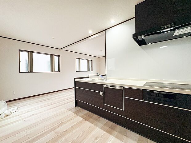 1号棟【キッチン】ナチュラルな自然光の中での調理。会話が弾む対面型キッチン。お洒落な食器類を余裕で収納できるスペース。動きやすい女性目線のキッチン動線。これからはお料理をつくる時間が劇的に変…