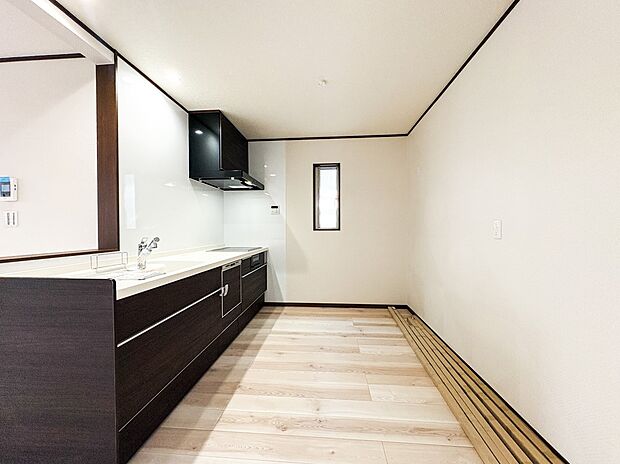 【キッチン】ナチュラルな自然光の中での調理。会話が弾む対面型キッチン。お洒落な食器類を余裕で収納できるスペース。動きやすい女性目線のキッチン動線。これからはお料理をつくる時間が劇的に変わりま…