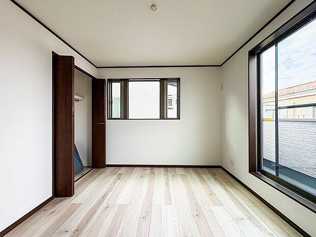 1号棟【洋室】お子様のお部屋にぴったりなクロークを備えたフローリング仕様の洋室です。