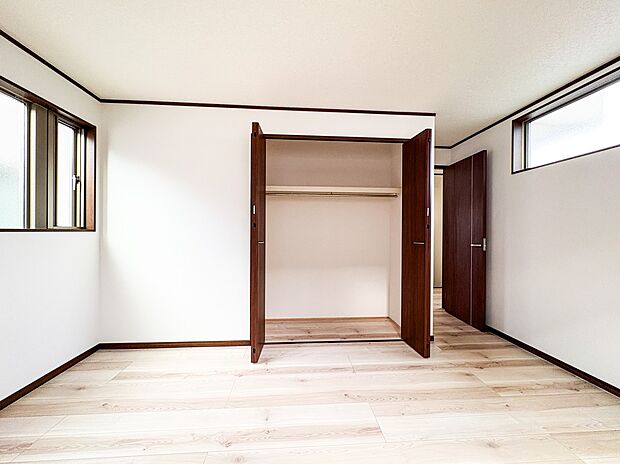 1号棟【収納】壁面クローゼットのメリットは、衣類が横一列に並ぶためひと目で洋服が選びやすいこと。衣類をたくさんお持ちの方も、限られたスペース内に無理なく収納することができます。