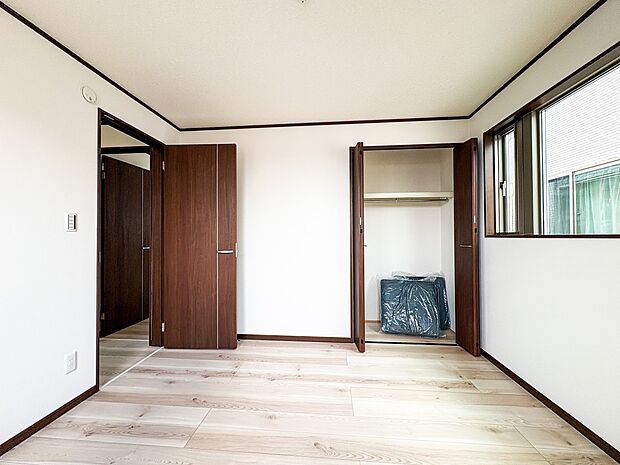 1号棟【WIC】各所に配置された収納スペースは、洋服や小物はもちろんのこと、掃除機や日用予備品・お子様のおもちゃなど様々な物を収納して頂ける便利なスペースです。