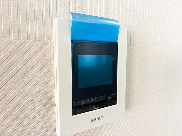 【TVモニター付インターホン】来訪者の様子を室内TVモニターでチェック。対応したくないセールスを断りやすく、子どもに留守番をさせるときも安心。不在時の来訪者を録画でき、犯罪抑止効果も期待でき…