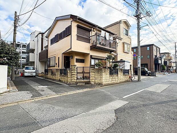 【外観】家族の成長を見守る25.5帖の大型LDK!LDK15帖以上の物件は多いですが、25.5帖は異次元の広さです。広々とした2階建ての設計で、床暖房・食洗機などの最新設備が、日々の暮らしを…