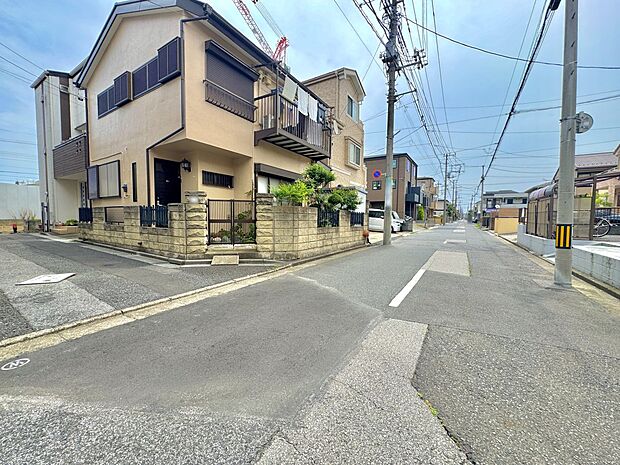 【前面道路4ｍ】家の前をまっすぐの通りが走っている。クルマは少なく、人々は毎朝、ウォーキング、ジョギング、犬の散歩など、フリーな朝時間を過ごしている。