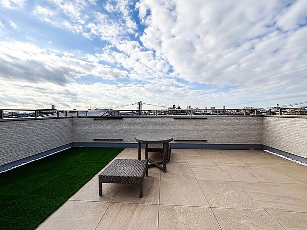 1号棟【バルコニー】  バルコニーから差し込む陽光・通風は、住環境・快適性と共に有り続ける貴重な「財産」です。