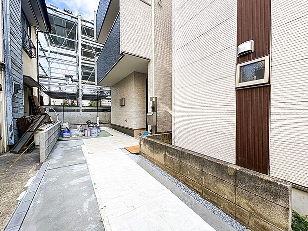 【駐車場】毎日の生活にマイカーが必須という方は、購入を検討する際、駐車場があることは大事な条件です。毎日の通勤や家族の送迎、買い物やお出かけなどクルマのある暮らしを満喫したい方は要チェック。…