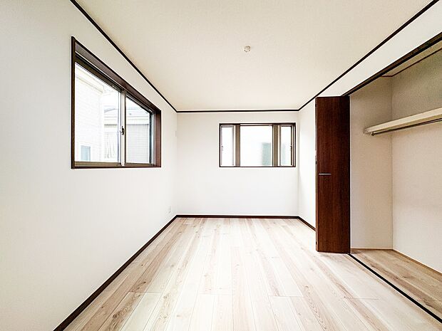 1号棟【洋室】柔らかな陽光とフローリングの色味が調和した快適な空間。