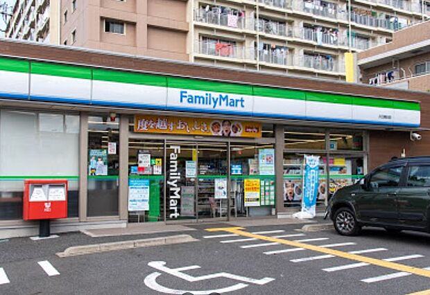 コンビニ 600m ファミリーマート川口朝日店(ファミリーマートの強さは、少量のお惣菜を売るファミデリカとドラッグストアと組んだコラボ。サラダを中心にしたヘルシー食材が充実のコンビニです。)…