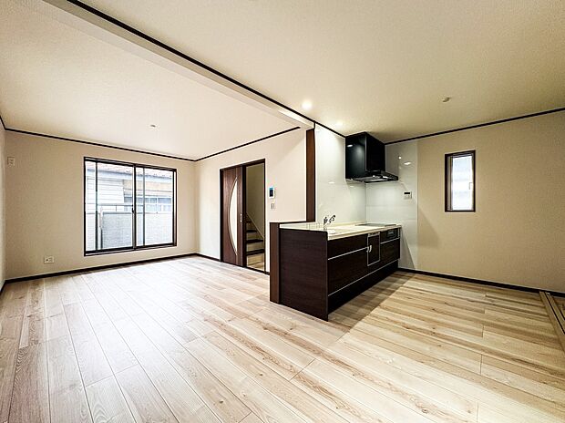 1号棟【LDK】インテリアショップで見掛けた「あの家具」も置ける、ゆったりとした空間。時に広さが上質な寛ぎの時間になる事も。