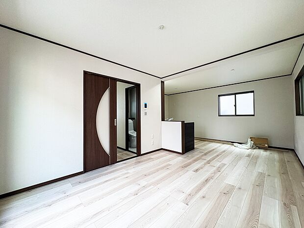 1号棟【LDK】通風・採光に優れ、心地よい光と風が溢れています。贅沢で豊かな居住性とプライドを満たすクオリティが見事に調和した住空間。こちらの写真はCGで家具を設置しております。