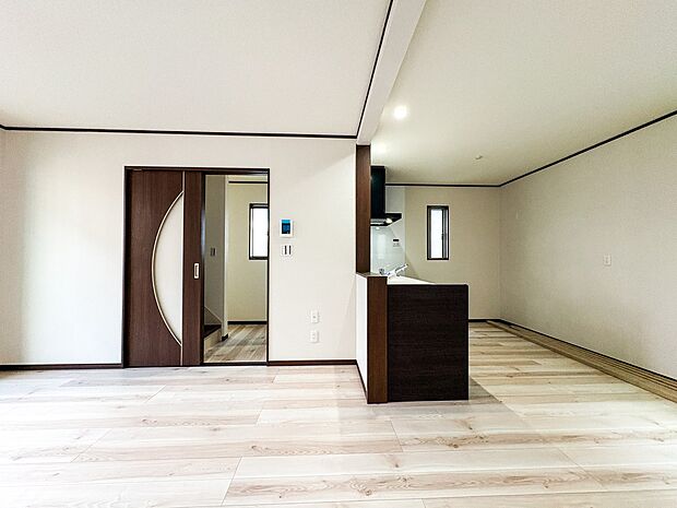 1号棟【LDK】家族そろって、お話ししながら、お料理を創る、食べる。ダイニングンならではの家族の風景です。家族との楽しい食事が好き。