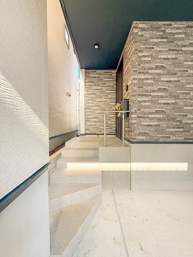 2号棟【玄関】玄関はおうちの顔と言われます。玄関アプローチは、外観デザインの印象を左右します。ご家族の個性を出しながら、素敵な玄関でお客様をお迎えしてください。