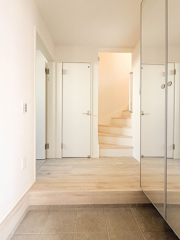 2号棟【玄関】大型のシューズボックスには靴やブーツ、サンダルはもちろん、ハンカチや手袋、バック類などのお出かけ用品、印鑑や朱肉なども収納可能です。