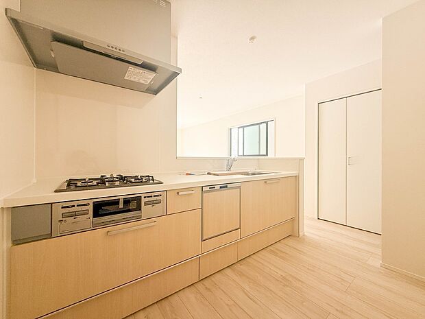 2号棟【キッチン】ナチュラルな自然光の中での調理。会話が弾む対面型キッチン。お洒落な食器類を余裕で収納できるスペース。動きやすい女性目線のキッチン動線。これからはお料理をつくる時間が劇的に変…