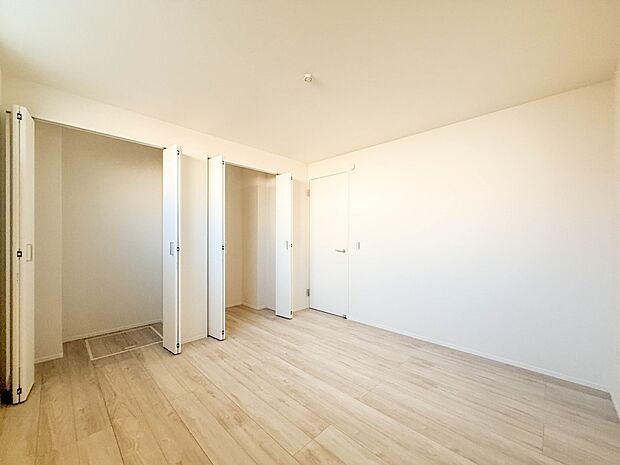 2号棟【洋室6.1帖】シンプルな内装はおしゃれのポイントです。シンプルは華美より飽きがこないからです。色や模様でおしゃれ感をだす。それがシンプルイズビューティーです。