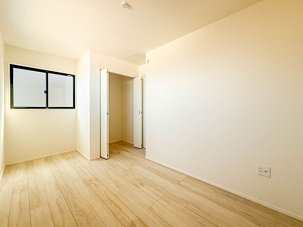 2号棟【洋室5.3帖】昨今のトレンドになりつつあるのが、広過ぎず、快適すぎない子ども部屋。勉強と寝るだけの部屋にすることで閉じこもりがなくなり、リビングで過ごす時間が増えると言われています。…