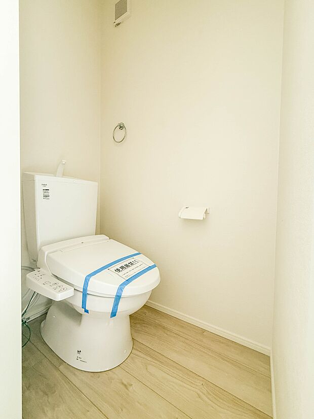 2号棟【トイレ】トイレ・ウォシュレット付。快適で衛生的な洗浄機能付温水シャワートイレです。