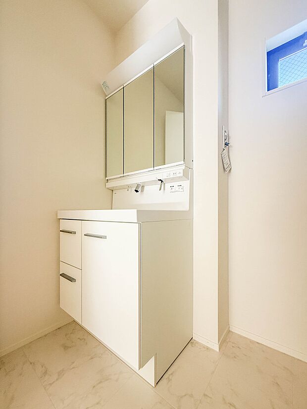 2号棟【洗面台】 十分な大きさの洗面台は、身だしなみチェックや歯磨きなど、朝の慌ただしい時間でもホテルライクなスペースで余裕とゆとりを感じて頂けます。