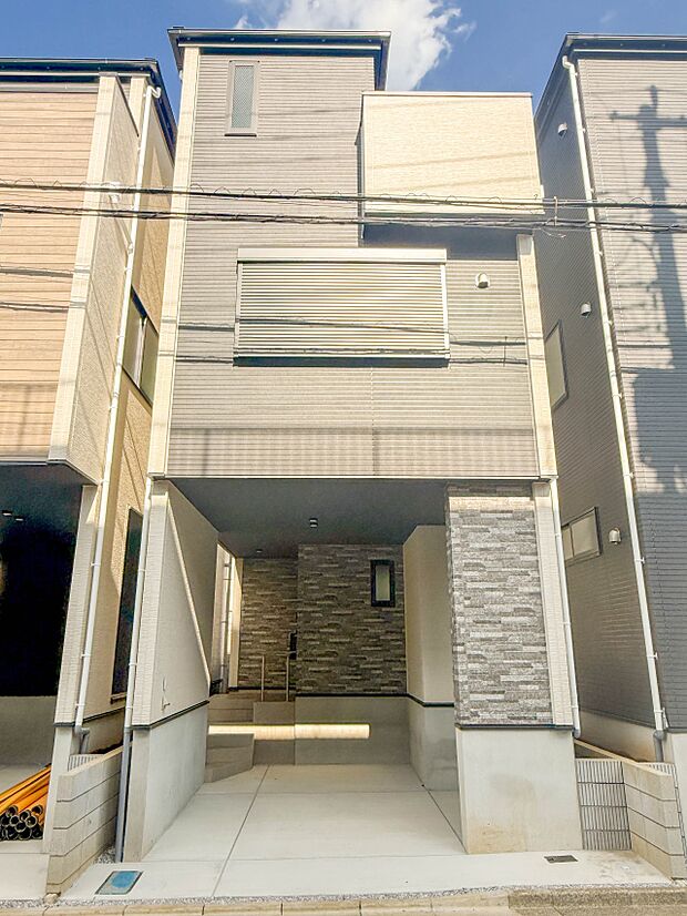 2号棟【外観】家族の温かさと陽光の暖かさ、楽しい毎日と明るい未来を予感させる「空間が織り成すひとつ先の住み心地」を演出します。